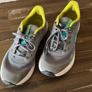 Boys Nike Revolution Tennis Shoes. Size 7Y.